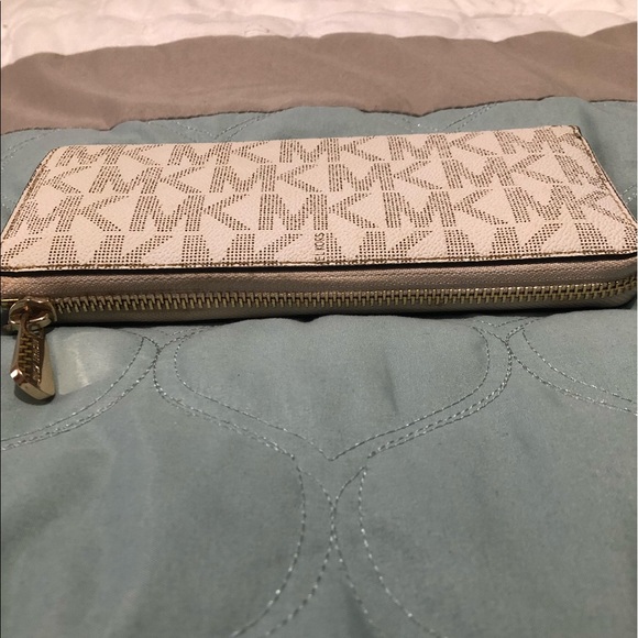 Michael Kors- Jet Set Travel MK Monogram Wallet in Vanilla - PRICE FIRM - Picture 3 of 13